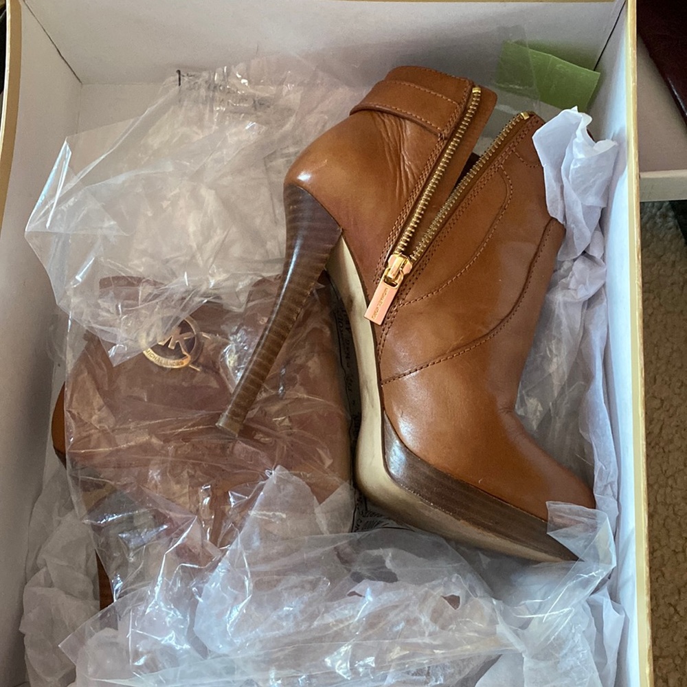 Cognac booties